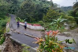 Talut Jembatan Penghubung Jatiyoso-Tawangmangu Karanganyar Longsor