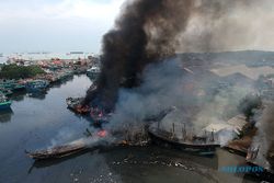 Foto-Foto Belasan Kapal Nelayan Hangus Terbakar di Pelabuhan Tegal