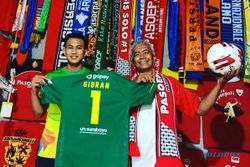 Gibran Serahkan Jersey Persebaya ke Museum Titik Nol Pasoepati