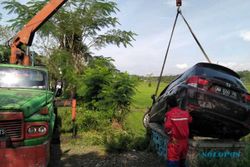 Libatkan Damkar, Begini Evakuasi Mobilio Nyungsep di Jimbung Klaten