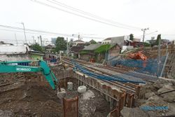 Peninggian Overpass DI Pandjaitan Solo, Pekerja Mulai Garap Abutment