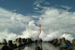 Waspada Gulungan Ombak Mematikan di 3 Pantai Jogja Ini