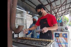 Sensasi Makan Pentol Bakar 1 Meter di Sriwedari Solo, Pedasnya Nampol!