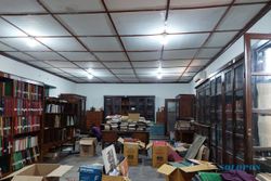 Ribuan Koleksi Buku Perpustakaan Mangkunegaran Solo Dipindah, Ada Apa?