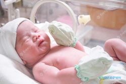 Haruskah Bayi Baru Lahir Menggunakan Sarung Tangan Setiap Saat?