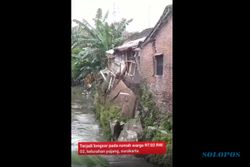 Detik-Detik Rumah Warga Pajang Laweyan Solo Ambrol ke Sungai