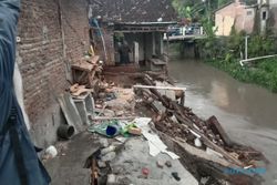 Rumah di Pajang Solo Ambrol ke Sungai, 4 Keluarga Diungsikan