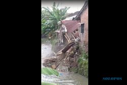 1 Rumah di Pinggir Sungai Wilayah Pajang Solo Mendadak Ambrol