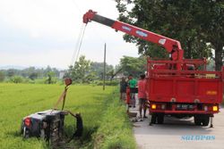 Gegara Sopir Mengantuk, Mobil Sedan Nyemplung Sawah di Klaten