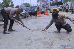 Polisi Kupang Tambal Jalan Demi Cegah Kecelakaan