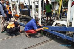 Truk Muatan Mobil Nyangkut di Rel, Kereta Api ke Kediri Tersendat