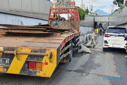 Hindari Motor Nyalip, Truk Tabrak Pembatas Jalan Underpass Makamhaji