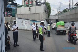 Truk Nabrak Pembatas Jalan Underpass Makamhaji Bikin Macet 1,5 Jam