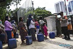 Warga Aksi Tuntut Gubernur DKI Jakarta Berikan Layanan Air Minum Layak