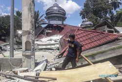 Korban Tertimbun Reruntuhan Gempa Pasaman Berhasil Dievakusi