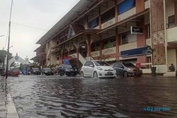 Foto-Foto Jalan Depan Pasar Klewer Solo Tergenang Akibat Hujan Deras