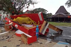 Lampion Shio Macan di Depan Balai Kota Solo Ambruk, Pengunjung Kecele
