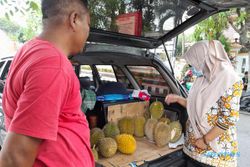 Semerbak Durian Jatipuro di Depan Kantor DPRD Wonogiri