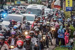Libur Panjang, Ini Foto-Foto Kemacetan Jalur Wisata Puncak Bogor