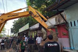 Demi Pelebaran Jalan, 22 Lapak Pedagang di Mijen Semarang Dirobohkan