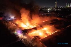 Kompleks Relokasi Pasar Johar Semarang Terbakar, Ini Foto-Fotonya