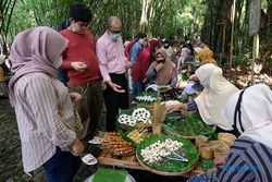 Menikmati Kuliner Dibawah Rimbun Bambu di Pasar Papringan Temanggung