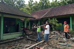 Foto-Foto Sukarelawan Bersihkan Sisa Banjir SMAN 1 Kemusu Boyolali