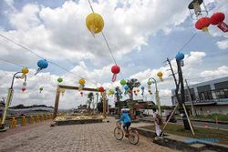 Keren! Lampion Warna Warni Hiasi Taman Bendung Karet Nusukan Solo