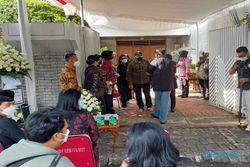 Kapolda Jateng-Achmad Purnomo Layat ke Rumah Duka Pakde Presiden Jokowi