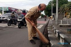 ASN Sragen Turun ke Jalan Bersihkan Sampah di Jalan Sukowati, Kenapa?