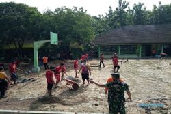 Ratusan Orang Bersihkan Sisa Banjir Bandang SMAN 1 Kemusu Boyolali