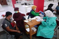 Jukir dan Pedagang Pasar Ir Soekarno Sukoharjo Disuntik Vaksin Booster