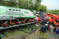 Tabrak Tebing, Begini Kondisi Bus Rombongan Wisata Asal Sukoharjo