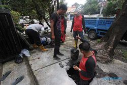 Atasi Banjir di Setabelan, DPUPR Solo Bersihkan Endapan Saluran Air