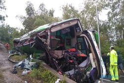 Korban Tewas Bus Wisata Karyawan Garmen Sukoharjo Menjadi 13 Orang