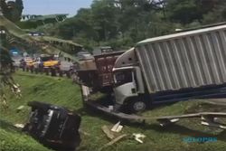 Kecelakaan Karambol di Tol Jatingaleh Semarang, Mobil Sampai Terguling
