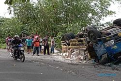 Waduh! Oleng di Tikungan, Truk Angkut Herbel Terbalik di Karangpandan