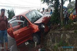 Picanto Seruduk Bakul Sate Lalu Nyangkut Talut Jalan di Karangpandan
