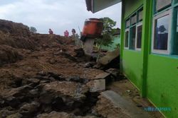 Talut Lapangan Desa di Karanganyar Longsor Lagi, SDN 01 Berjo Terdampak