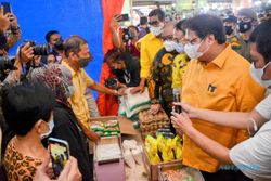 Kunjungi Pasar Tertua di Pekanbaru, Menko Airlangga Pantau HET Minyak Goreng