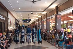 Saat Model Beraksi dalam Fashion Show di Bandara Adisutjipto Jogja
