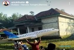 Erick Thohir Terpukau Miniatur Pesawat Garuda Karya Warga Madura