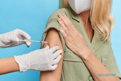 Koramil Kartasura Bagi Takjil Sambil Vaksinasi Booster, Ini Kata Warga