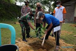 Masyarakat Desa Hutan Sragen Tanam 1.050 Pohon di 4 Kecamatan