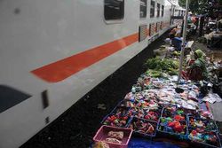 Ekstrem, Begini Aktivitas Pedagang Pasar di Pinggir Rel Surabaya
