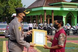 Polres Grobogan Beri Penghargaan Sudarto si Penambal Jalan Rusak