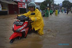 Sungai Cibanten Meluap, Kota Serang Banten Terendam Banjir