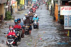 Dampak Drainase Buruk, Banjir Rendam Jalan dan Pasar di Sidoarjo Jatim