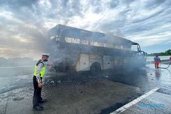 Bus Wisata Hangus Terbakar di Tol Pasuruan Jatim, 48 Penumpang Selamat