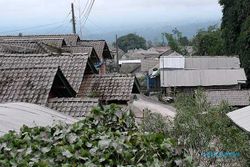 Foto-Foto Hujan Abu Vulkanik Gunung Merapi Selimuti 10 Desa di Magelang